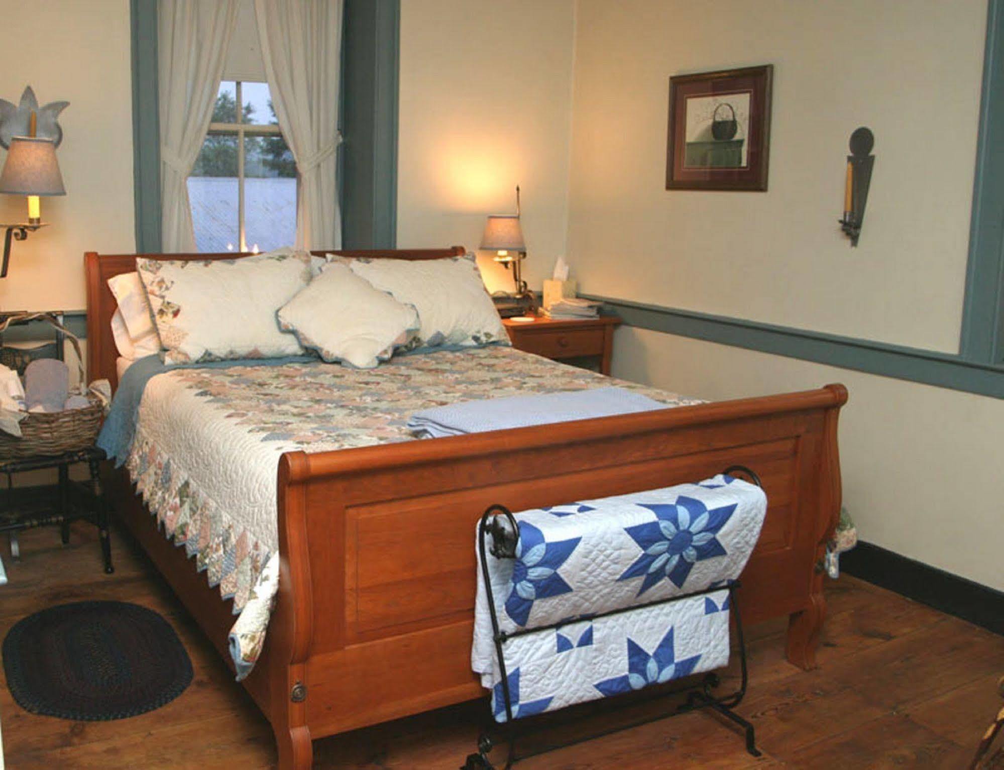 Brownstone Colonial Inn 레인홀즈 객실 사진
