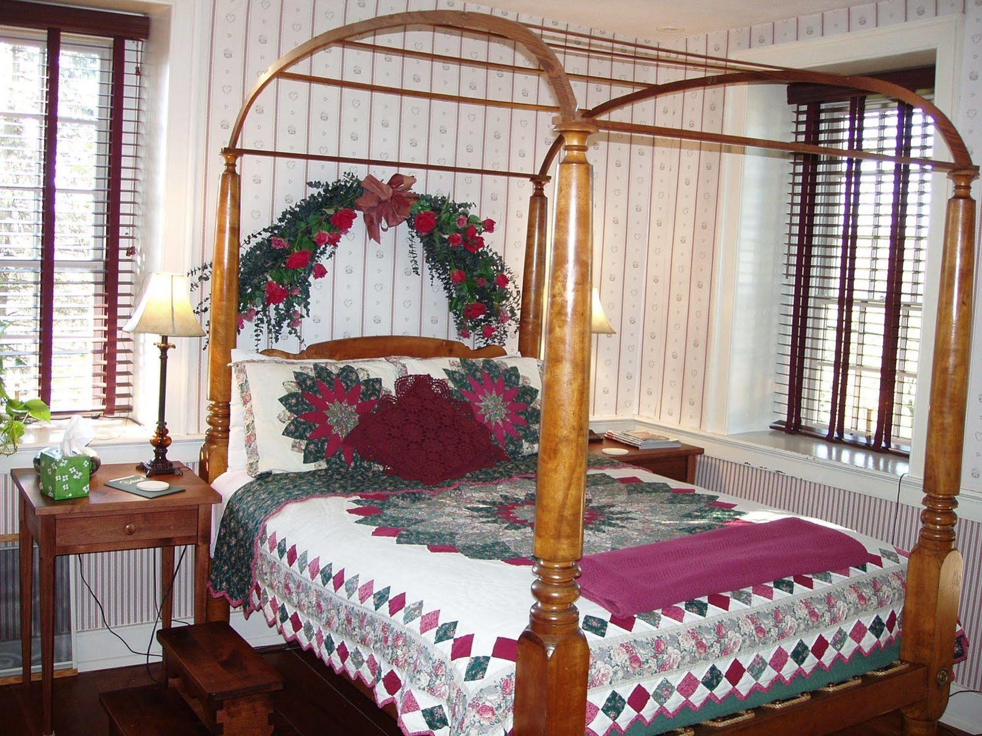 Brownstone Colonial Inn 레인홀즈 외부 사진