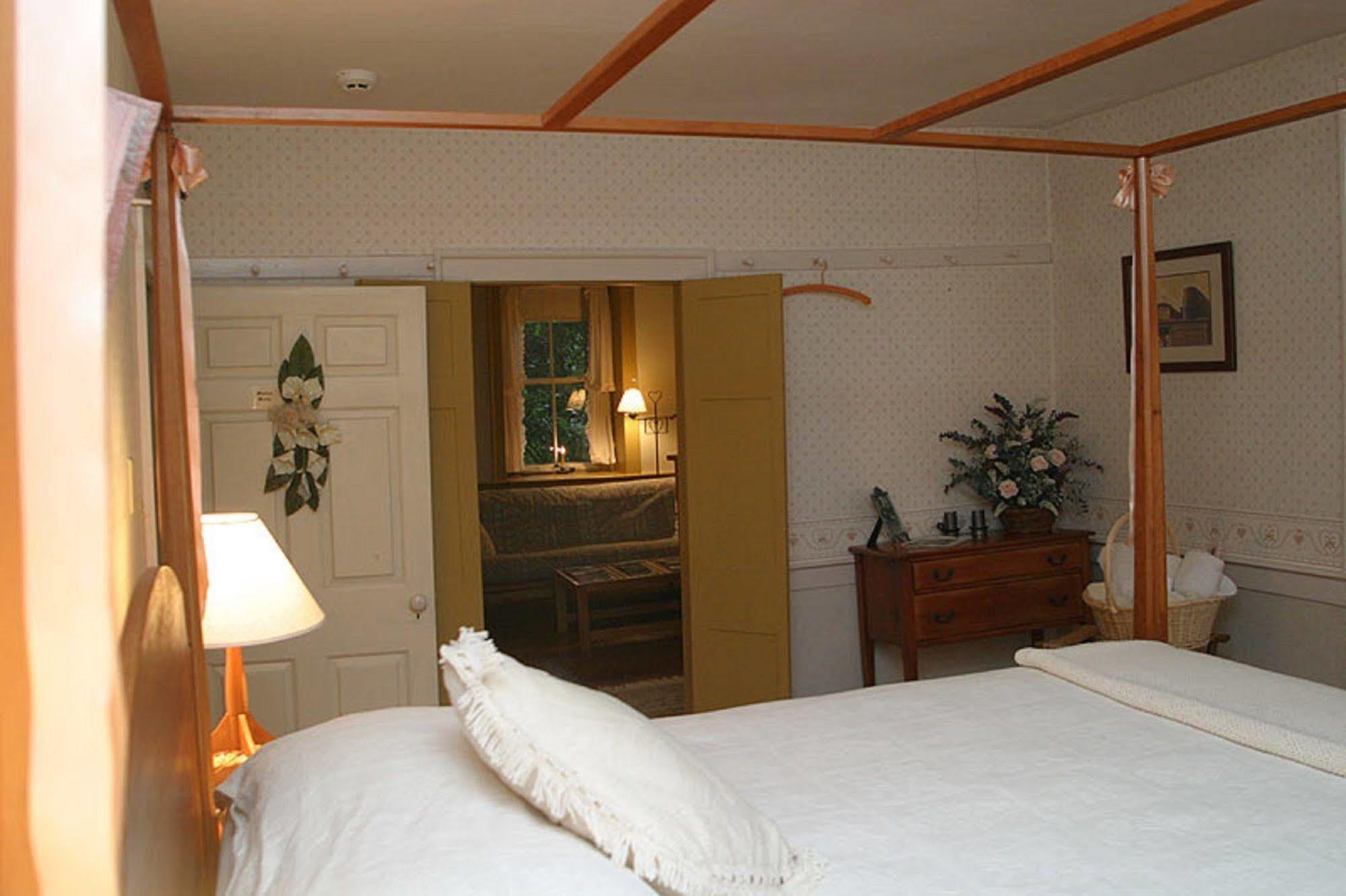 Brownstone Colonial Inn 레인홀즈 객실 사진